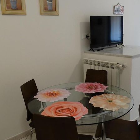 Rose Apartment Luni Kültér fotó